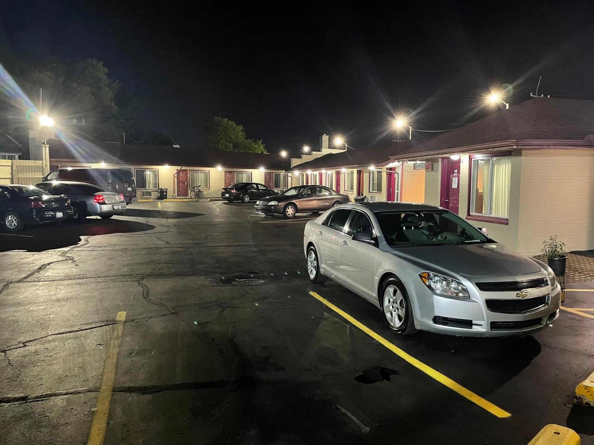 דטרויט Deluxe Inn Motel מראה חיצוני תמונה